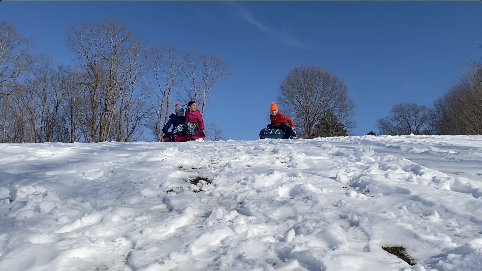 Test 05, original: kids at the top of a snowy sledding hill